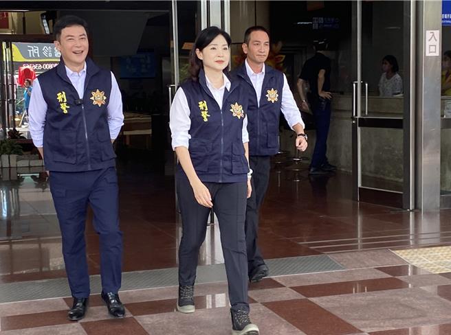 方季惟（中）饰演严肃的刑警大队长，王灿（左）演的是爱搞笑又暴衝的刑警，平常爱搞笑高山峰（右）则是演沈稳正经的刑警。（孙英哲摄）