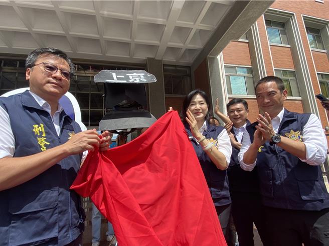 「晓水珠心灵之旅」将开拍反诈骗公益电影，今天由剧中主角方季惟（右三）、王灿（右二）、高山峰（右一）与彰化县警局刑警副大队长张安进（左一）一起揭下红布开镜。（孙英哲摄）