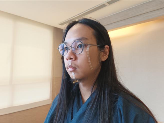 台中市捷运绿线先前发生20岁洪姓护理生砍人事件，车上27岁「马尾哥」许瑞显勇敢与洪嫌搏斗，脸、唇留下约9公分与2.5公分伤口；许瑞显经休养多日，31日上午终于出院。（民眾提供／潘虹恩台中传真）