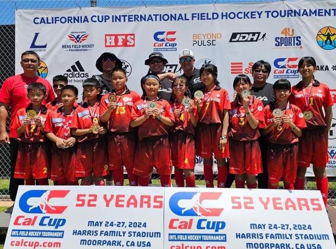 彰化市平和国小曲棍球队日前勇夺今年「美国加州杯国际曲棍球分龄锦标赛」世界冠军，在这项赛事完成五连霸。（校方提供／孙英哲彰化报导）