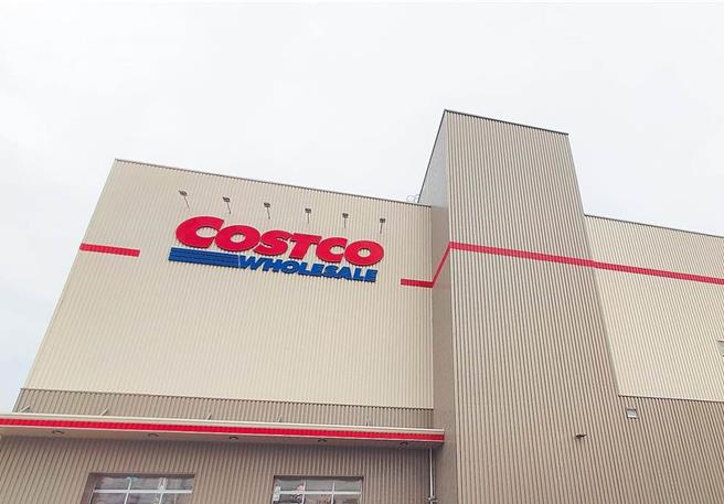 高雄程姓女子逛好市多大顺店时与坐轮椅的张姓男子一家人共乘电梯，电梯开门时程女疑似刻意不甩张男女儿表示「借过」，还阻挡张男一家出电梯长达20秒，双方为此爆发拉扯，事后互告强制罪。高雄地院调阅监视器，证实程女刻意刁难，但考量她开庭后坦承犯行并与张男和解，依强制罪判拘役10天、可易科罚金、缓刑2年，可上诉。（本报资料照片）