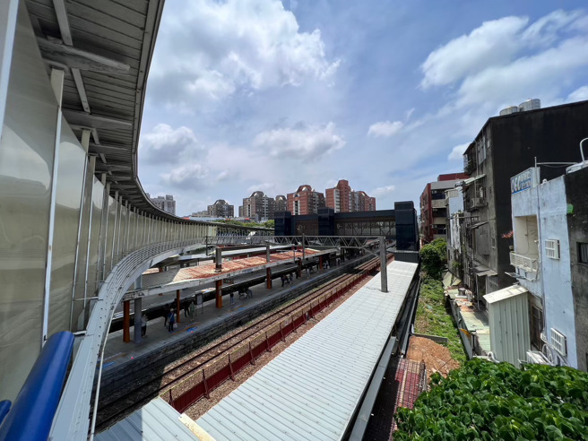 信义房屋詹智伟表示，桃园、内坜、中坜等车站地下化将于118年4月通车，完工后可均衡内坜车站前后站发展。(图/信义房屋 提供)