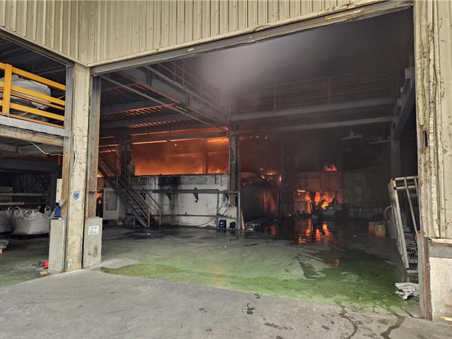 桃园市桃园科技工业园区今天上午约10时有建材公司发生火警，浓烟直窜天际，桃园市消防局派出消防车前往救援，火势已经扑灭，起火原因仍需消防局火调科厘清。（翻摄照片）