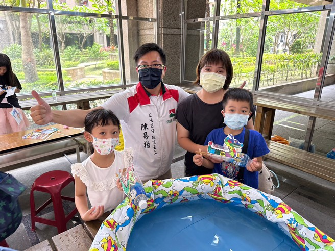 信義房屋三峽學勤店讓許多同仁和住戶都度過了美好的端午時光，在交流間不但增進了信任感，更有機會聆聽、理解客戶的需求。(圖/信義房屋 提供)