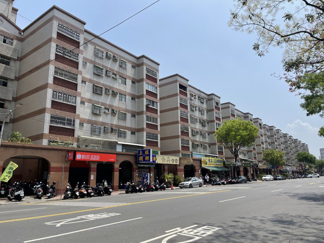 凤山中崙地区发展已久，近期受惠市府建设消息明朗讨论度日渐升温，区域内中崙国宅为指名度相当高的物件。(图/信义房屋 提供)