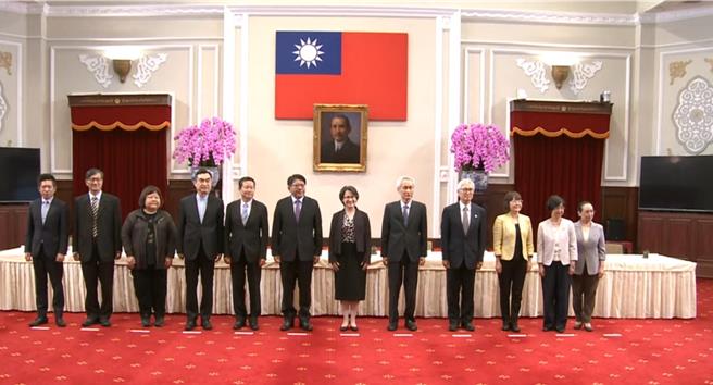 考試委員提名審薦小組召集人、副總統蕭美琴表示，今天這個場合不會評論執政黨立場，但是整體就考試院依據憲法規定，賴總統這次提名的角度跟各位說明，依據現行憲法規定。（摘自總統府直播）