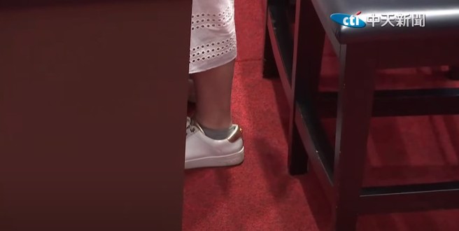 立法院长韩国瑜日前提醒立委，总质询应注意服仪，但民进党立委吴思瑶仍坚持穿白色球鞋。（中天新闻直播）