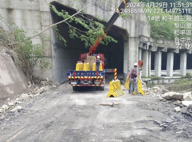 公路局中区养护工程分局指出，检视目前落石状况及大梨山地区民眾通行需求，将于6月1日起恢復7点通行班次。（读者提供／张妍溱台中传真）