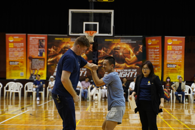 Kevin Atlas分享如何面對家庭及學校帶給他的困擾，同學們大為讚佩其堅強意志，過程中他熱情與學生輕鬆互動，展現最強壯的獨臂，逗得全場同學們笑翻天。(醒吾科大提供)