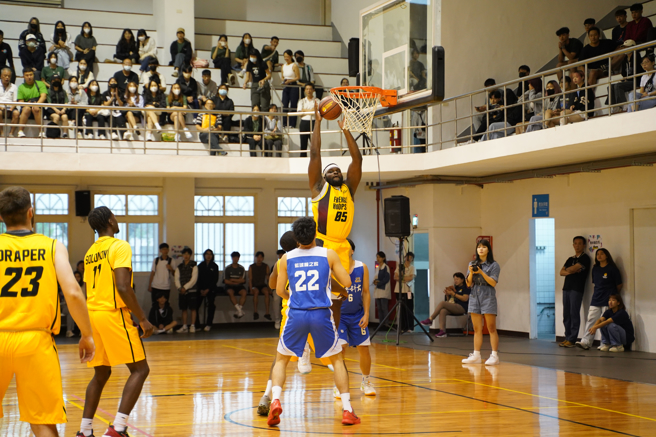  NCAA球員Rhamel Brown 旱地拔蔥灌籃，醒吾科大球員防守不及、只能乾瞪眼。(醒吾科大提供)