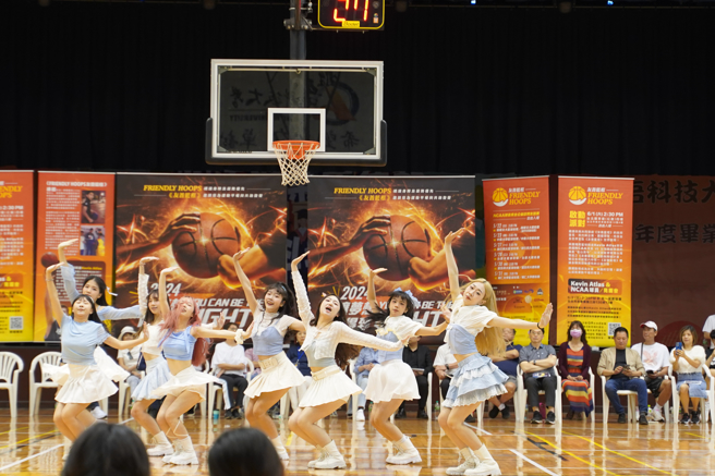 開場表演由醒吾科大表演藝術系學生，表演風靡全球的KPOP韓國流行舞蹈，精湛舞技博得如雷掌聲，帶動全場歡樂氣氛。(醒吾科大提供)