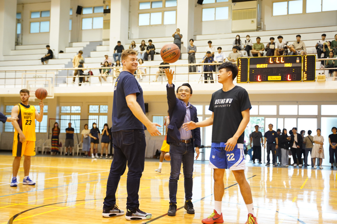 立委洪孟楷(中)主持開球典禮，站在身高211公分的凱文身旁，形成天龍地虎逗趣畫面。(醒吾科大提供)