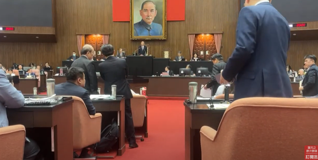   蓝委（右边）离席画面。（取自立委叶元之youtube影片）