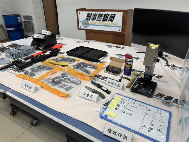 警方查扣4把模拟枪、7颗子弹、2把折迭刀、棍棒等证物。（洪靖宜摄）