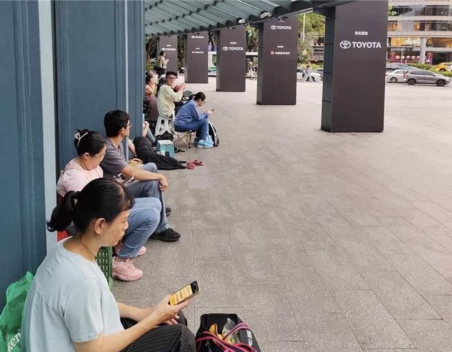 小巨蛋门外已有歌迷排队等候购买张学友门票。（读者提供）