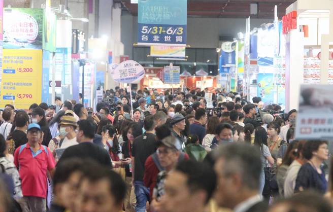 「台北国际观光博览会」31日在台北世贸一馆盛大开展，此次集结250家海内外厂商，展位规模近800格，包含12国海外单位、4大航空公司、及中央部会与全台15县市地方政府、50家旅行社和国内知名饭店、国旅业者一同共襄盛举，吸引许多民眾前来。（赵双杰摄）