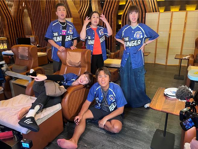 峮峮体验脚底按摩，痛到没办法走路。（中视提供）