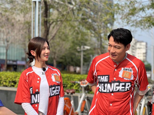 陈随意（右）在台中录制《飢饿游戏》。（中视提供）