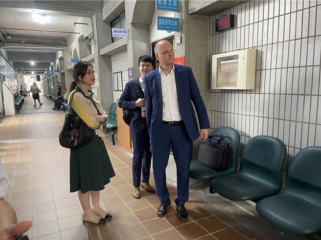 台中地院审理德商MVTec控告大立光侵权案，31日上午首度开庭，德商负责人Olaf Munkelt在委任律师陪同现身。（王煌忠摄）