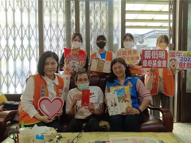 蔡衍明愛心基金會31日到新竹縣慰問弱勢，送上愛心紅包與物資，溫暖朱先生的心。（邱立雅攝）