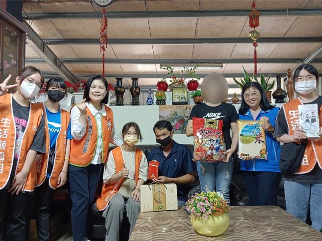 蔡衍明愛心基金會結合新竹縣府、明新科大師生，31日一同到弱勢家庭慰問，不只送上紅包物資，還有溫暖的歌聲陪伴。（邱立雅攝）