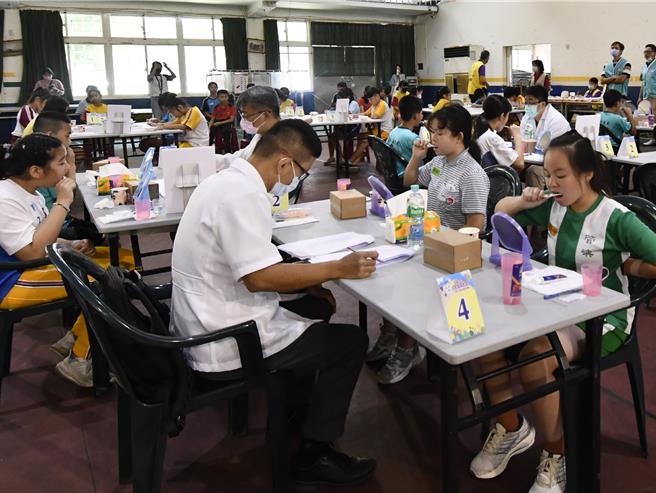彰化县政府与彰化县牙医师公会今天在彰化市南郭国小举办国小学童洁牙观摩彰化地区预赛，大会提供凤梨酥让小朋友们享用后，进行口腔卫生清洁，最后由牙医师对口腔卫生作综合评比。（彰化县政府提供／孙英哲彰化传真）
