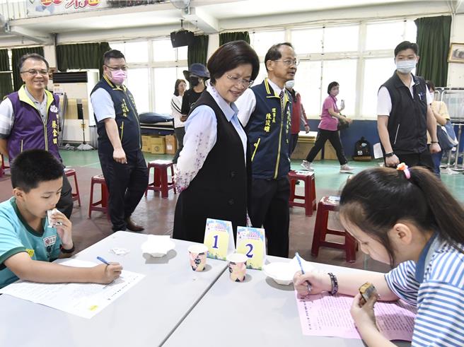 彰化县政府与彰化县牙医师公会今天在彰化市南郭国小举办国小学童洁牙观摩彰化地区预赛，大会提供凤梨酥让小朋友们享用后，进行口腔卫生清洁，最后由牙医师对口腔卫生作综合评比。（彰化县政府提供／孙英哲彰化传真）