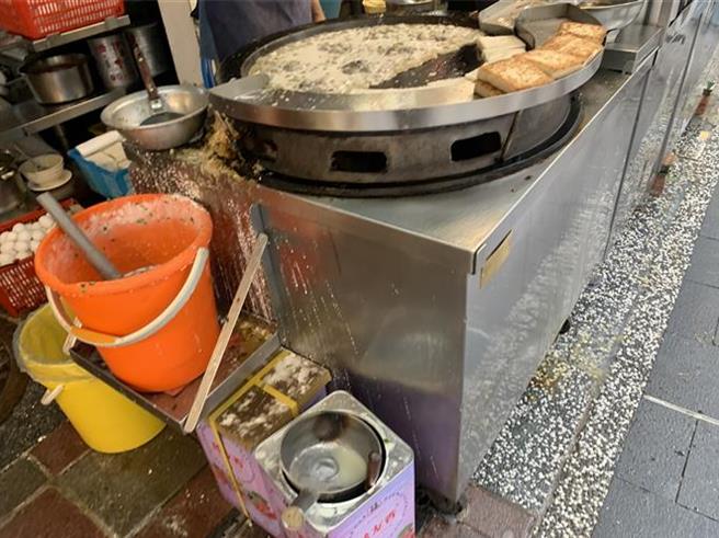 台北市万华区西门町两名的小吃店「天天利小吃店」以及「365小吃店」，近日遭民眾发现两店之间的共用区脏乱，更有老鼠横行，引发安全疑虑。(台北市卫生局提供)