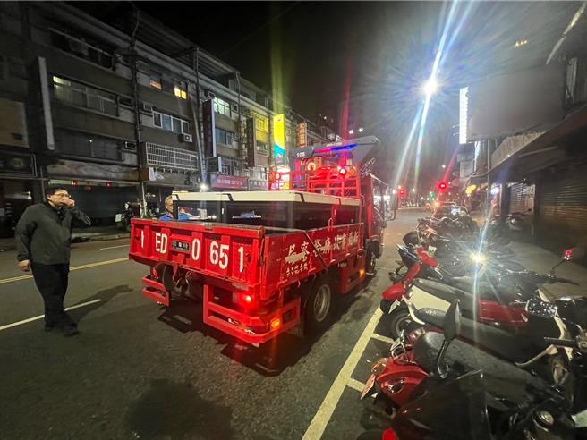 警方拖吊车将证物载回分局。（三重警分局提供／张铠乙新北传真）