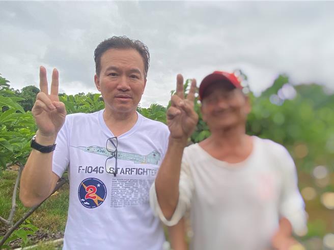 孙鹏（左）角色很纯朴。（大爱提供）