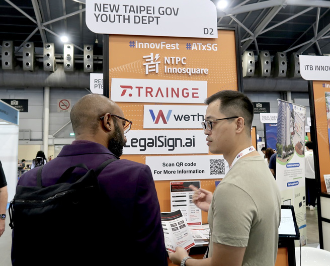 创铎执行长 Karl 纪维纲(图右一)在新加坡  Asia Tech x Singapore 2024 和各国创业者交流(图/新北市政府青年局提供)