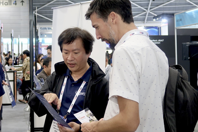 律果科技执行长 Steven 陈启桐(图左一)在新加坡  Asia Tech x Singapore 2024 和各国创业者交流。(图/新北市政府青年局提供)