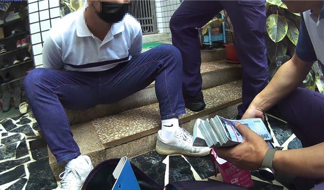 來自新竹的23歲林姓男子，到婦人家面交取款時，遭趕往現場埋伏的警方盤查，當場查獲並查扣50萬元現金、工作識別證、印章、工作手機帶等相關證物。（民眾提供／葉靜美彰化傳真）