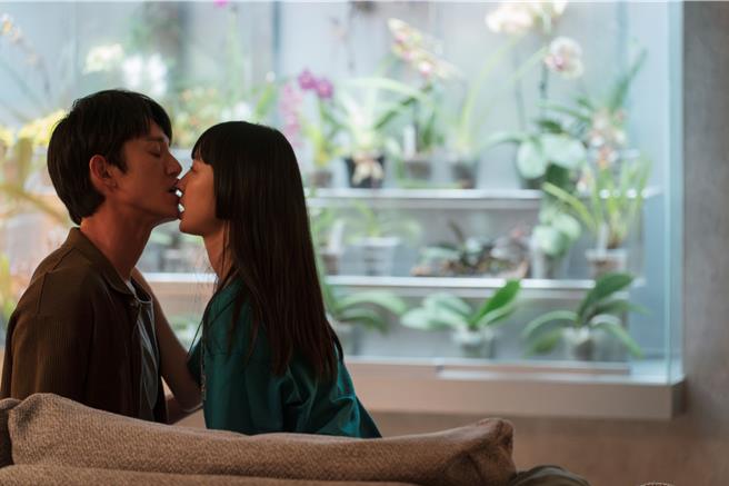 吳慷仁（左）、劉主平在《破浪男女》中互相挑逗比誰先暈船。（台北双喜電影提供）