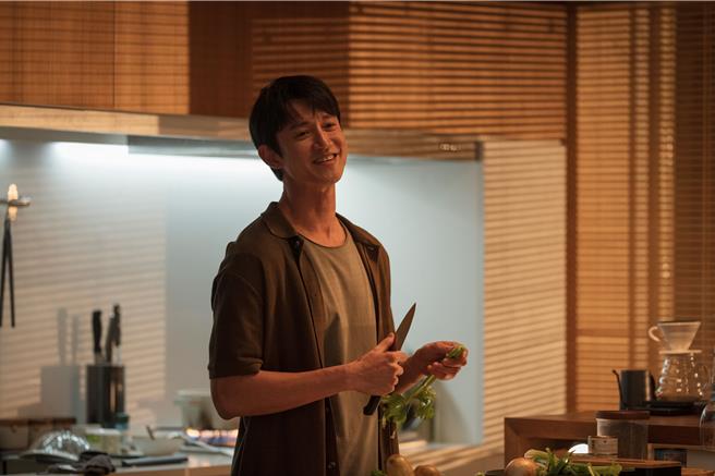 吳慷仁在《破浪男女》中扮演海王「單親霸」多才多藝還會做「馬賽魚湯」。（台北双喜電影提供）