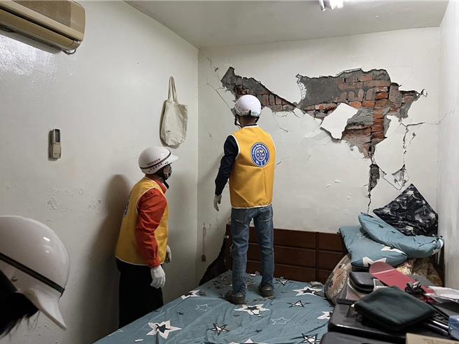 双凤里防灾士及志工协助清理林姓姊弟家园。（新庄区公所提供／张铠乙新北传真）