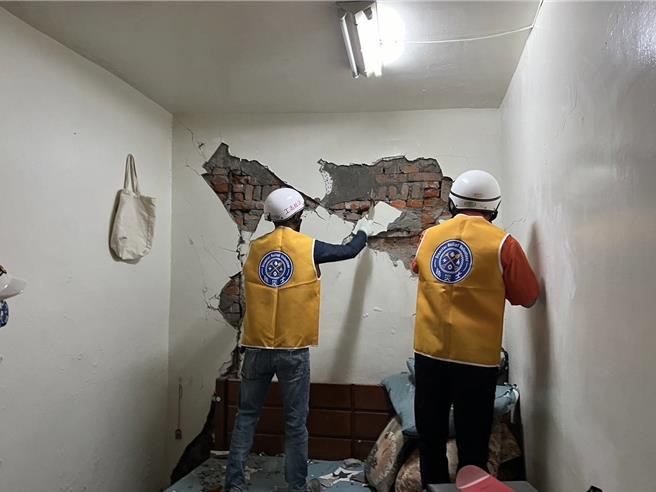 双凤里防灾士及志工协助清理林姓姊弟家园。（新庄区公所提供／张铠乙新北传真）