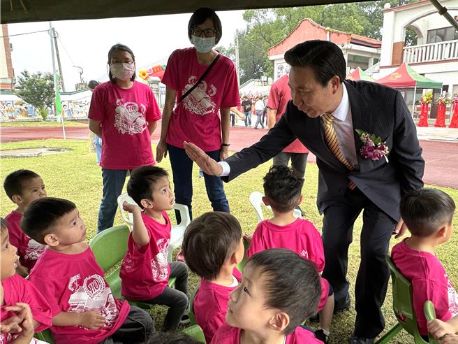 金门县长陈福海（右二）肯定古寧国小用心办学，增设两岁幼幼班也深受乡亲好评。（于家麒摄）