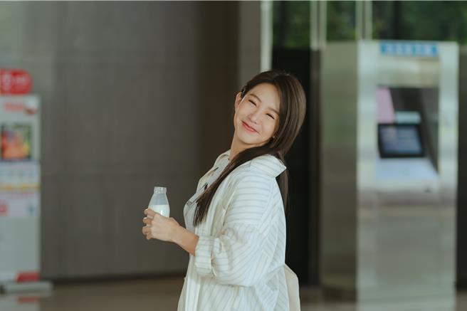 瑶瑶说自己出道前5年没买过精品，透过买定存保单理财。（纬来提供）