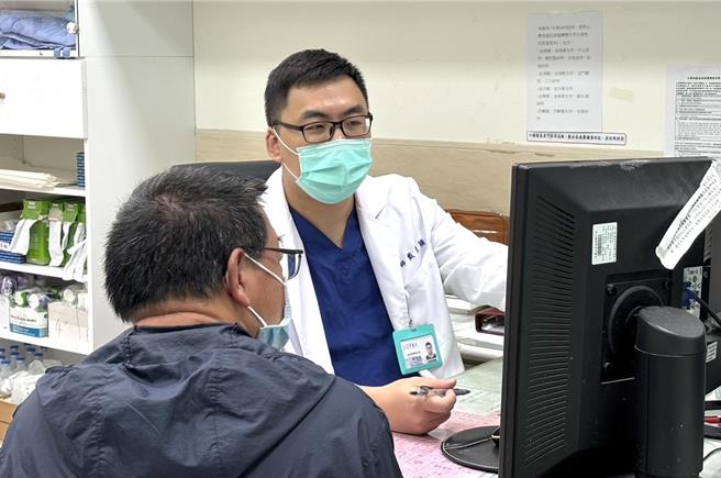 夏季是恙蟲病好發的季節，加上金門地區又屬恙蟲病流行區，金門醫院急診科主任戴克穎(右)建議民眾至郊區、戶外踏青活動時，應穿著長袖衣褲及鞋襪手套，避免遭恙蟲叮咬。（圖／金門醫院）