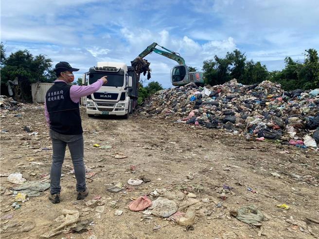 小琉球爆发垃圾危机，在县府介入协助清运下，今天终于清运完毕。（屏东县环保局提供／罗琦文屏东传真）