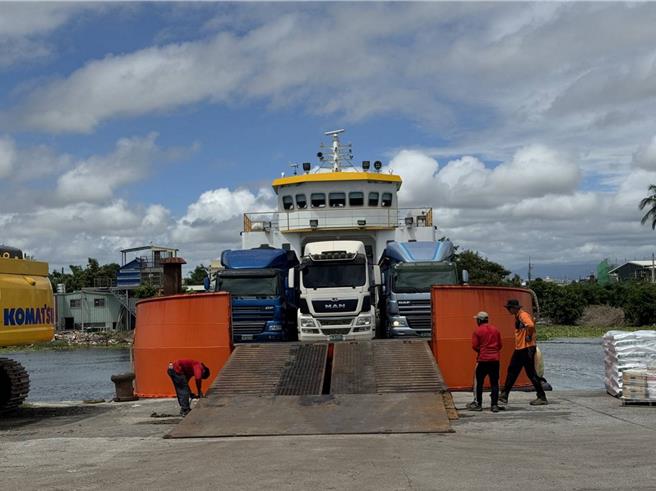 3辆载满琉球乡垃圾的转运车，登上货轮航向盐埔渔港，小琉球垃圾危机解除。（屏东县环保局提供／罗琦文屏东传真）