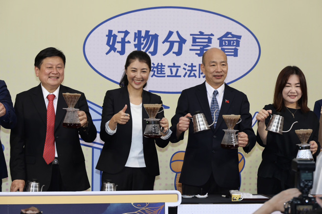 許淑華扮咖啡巧克力職人，帶著在地業者北上立院老家辦分享會。(戴志揚翻攝)
