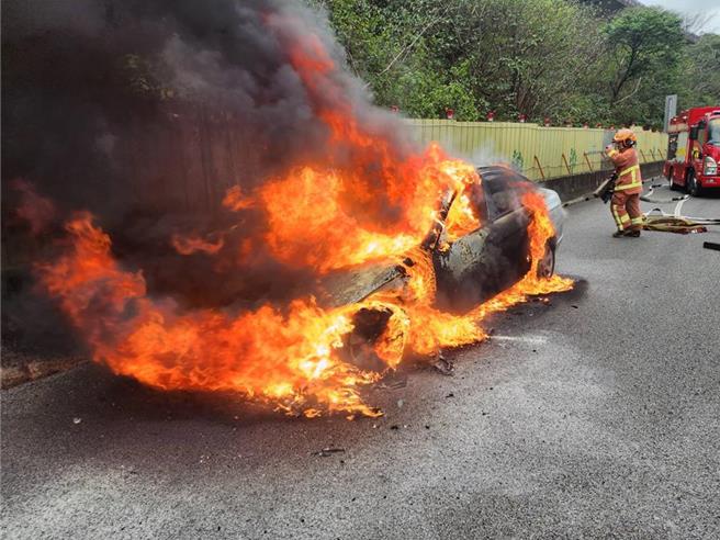 交通部高公局統計，近3年國道火燒車相關事故1年平均發生146起。圖為示意圖。（新北市消防局第二大隊提供）