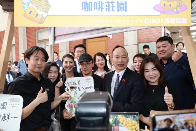 韓國瑜盛讚南投咖啡其細緻口感、香氣豐富和清爽酸度而獨特。(戴志揚翻攝)