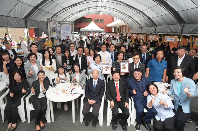 整個立院中午充滿咖啡與巧克力香，朝野立委紛紛前往捧場。(戴志揚翻攝)