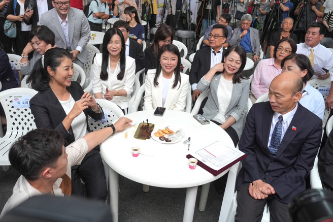 整個立院中午充滿咖啡與巧克力香，朝野立委紛紛前往捧場。(戴志揚翻攝)