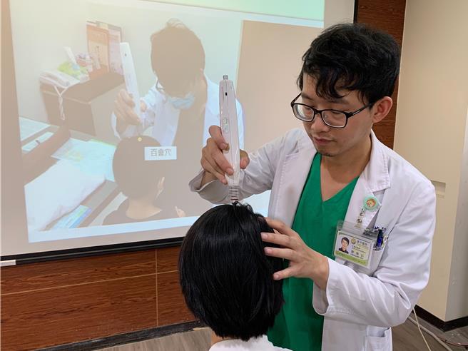 台中医院中医师郑惟仁31日指出，雷射治疗后的自闭症儿童组在语意理解、语言表达与社交互动与生活自理能力的评分有显着进步，尤其又以语言表达进步最明显。示意图，非当事病患。（台中医院提供／潘虹恩台中传真）