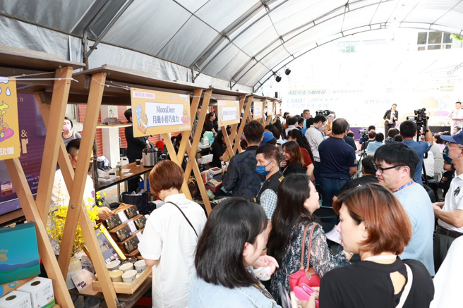 整個立院中午充滿咖啡與巧克力香，朝野立委紛紛前往捧場。(戴志揚翻攝)