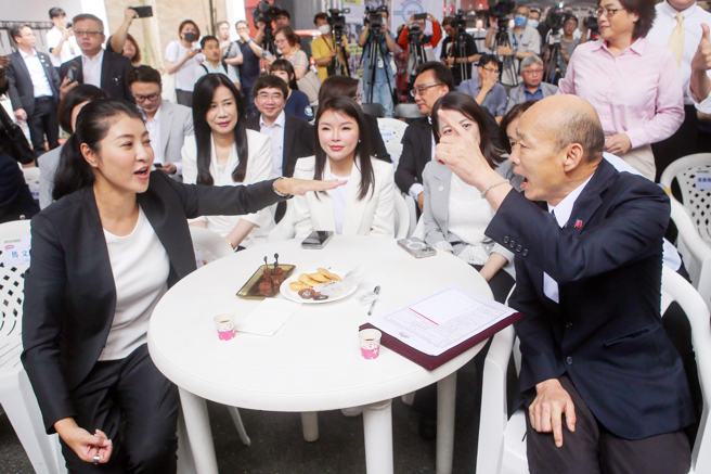 立法院長韓國瑜（右）、南投縣長許淑華（左）5月31日同台，共同推廣南投縣的咖啡及巧克力。（資料照/鄧博仁攝）